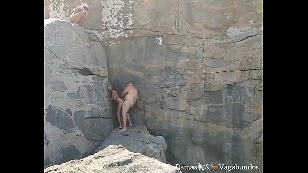 Quay lén cặp đôi địt nhau khi đi tắm thác